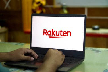 Dhaka, Bangladeş 08 Aralık 2024: Rakuten Uygulama Logosu Akıllı Telefon Ekranı. Rakuten Japonya 'daki en büyük e-ticaret sitesi ve hizmetler şirketidir..