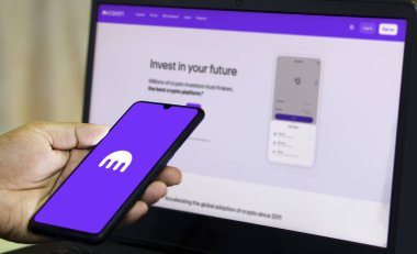 Dhaka, Bangladeş 13 Aralık 2024: Kraken şifreli döviz kurudur. Canlı ticaret web sayfasının arka planında Kraken logosu olan bir akıllı telefon.
