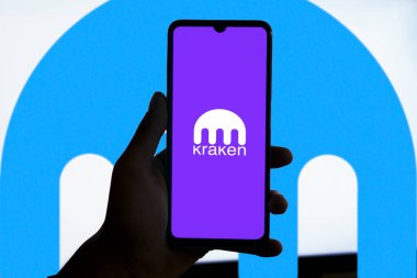 Dhaka, Bangladeş 13 Aralık 2024: Kraken şifreli döviz kurudur. Canlı ticaret web sayfasının arka planında Kraken logosu olan bir akıllı telefon.