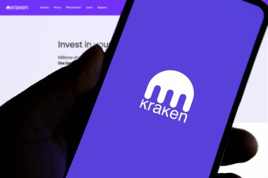 Dhaka, Bangladeş 13 Aralık 2024: Kraken şifreli döviz kurudur. Canlı ticaret web sayfasının arka planında Kraken logosu olan bir akıllı telefon.