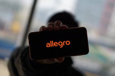 Dhaka, Bangladeş 14 Aralık 2024: Allegro logosu, çevrimiçi bir alışveriş platformu, renkli bir arka planda sergilenen akıllı telefonun yakın çekimi. Polonya 'da online alışveriş.