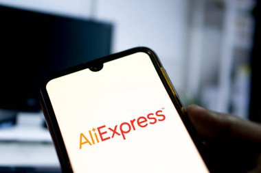 Dhaka, Bangladeş 14 Aralık 2024: Çinli ticaret şirketi AliExpress iş dünyasının web sayfasının önünde ekranda.