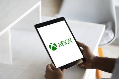 Dhaka, Bangladeş - 15 Aralık 2024: Akıllı telefon üzerinde Xbox logosu.