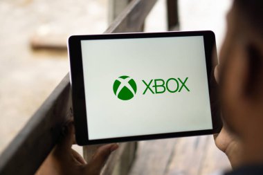 Dhaka, Bangladeş - 15 Aralık 2024: Akıllı telefon üzerinde Xbox logosu.