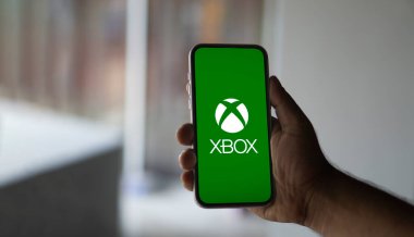 Dhaka, Bangladeş - 15 Aralık 2024: Akıllı telefon üzerinde Xbox logosu.