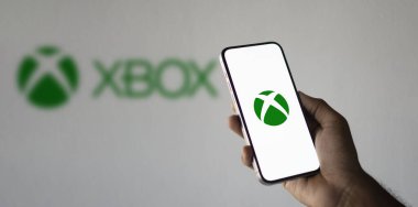 Dhaka, Bangladeş - 15 Aralık 2024: Akıllı telefon üzerinde Xbox logosu.