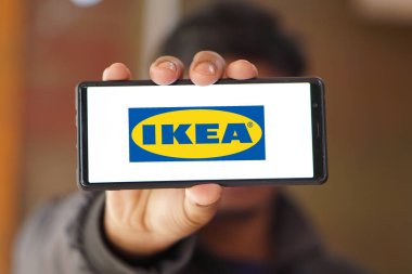 Dhaka, Bangladeş 29 Aralık 2024: Akıllı telefon ekranında IKEA mağazasının logosu.