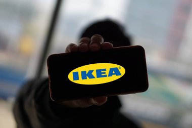 Dhaka, Bangladeş 29 Aralık 2024: Akıllı telefon ekranında IKEA mağazasının logosu.