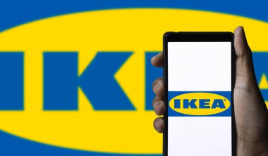 Dhaka, Bangladeş 29 Aralık 2024: Akıllı telefon ekranında IKEA mağazasının logosu.