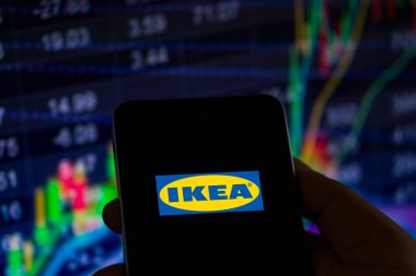 Dhaka, Bangladeş 29 Aralık 2024: Akıllı telefon ekranında IKEA mağazasının logosu.