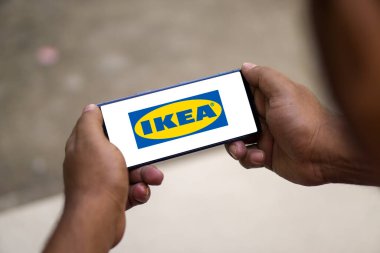 Dhaka, Bangladeş 29 Aralık 2024: Akıllı telefon ekranında IKEA mağazasının logosu.