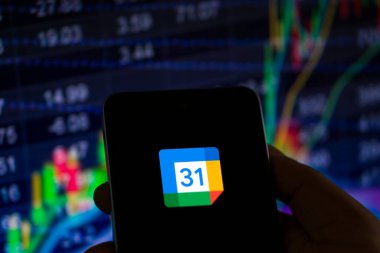 Dhaka, Bangladeş 31 Aralık 2024: Google Takvim logosu akıllı telefonda gösteriliyor.