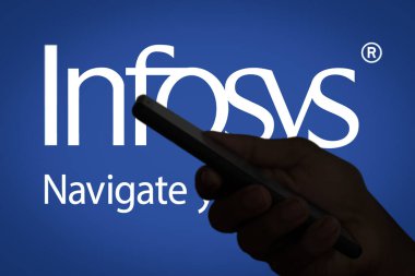 Infosys logosunun yakın görüntüsü. Hindistan 'da iş danışmanlığı, bilgi teknolojisi ve dış kaynak hizmetleri sağlayan bir teknoloji şirketi olan Dhaka, Bangladeş - 13 Ocak 2025.