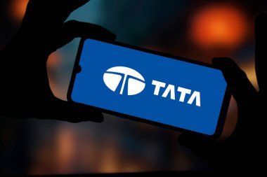 Dhaka, Bangladeş 13 Ocak 2025: Akıllı telefonda TATA logosu, Tata Motors Hindistan 'ın en büyük otomobil şirketi.
