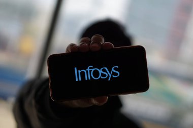Infosys logosunun yakın görüntüsü. Hindistan 'da iş danışmanlığı, bilgi teknolojisi ve dış kaynak hizmetleri sağlayan bir teknoloji şirketi olan Dhaka, Bangladeş - 13 Ocak 2025.