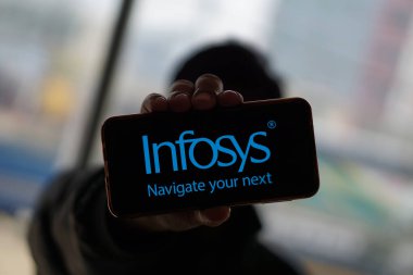 Infosys logosunun yakın görüntüsü. Hindistan 'da iş danışmanlığı, bilgi teknolojisi ve dış kaynak hizmetleri sağlayan bir teknoloji şirketi olan Dhaka, Bangladeş - 13 Ocak 2025.