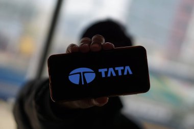 Dhaka, Bangladeş 13 Ocak 2025: Akıllı telefonda TATA logosu, Tata Motors Hindistan 'ın en büyük otomobil şirketi.