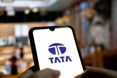 Dhaka, Bangladeş 13 Ocak 2025: Akıllı telefonda TATA logosu, Tata Motors Hindistan 'ın en büyük otomobil şirketi.