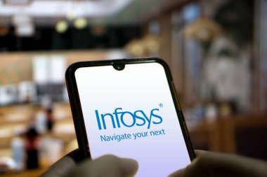 Infosys logosunun yakın görüntüsü. Hindistan 'da iş danışmanlığı, bilgi teknolojisi ve dış kaynak hizmetleri sağlayan bir teknoloji şirketi olan Dhaka, Bangladeş - 13 Ocak 2025.