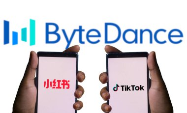 Dhaka, Bangladeş 19 Ocak 2025: REDnote ve TikTok uygulamaları akıllı telefon ekranında. Çin sosyal medya uygulamaları. TikTok kullanıcıları Çin uygulaması RedNote 'a akın ediyor..