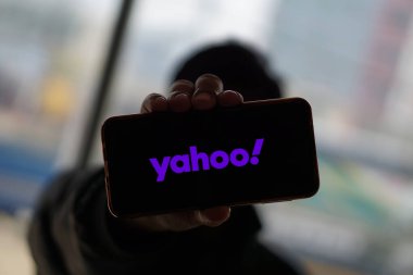 Dhaka, Bangladeş 22 Ocak 2025: Telefon ekranında Yahoo logosu.