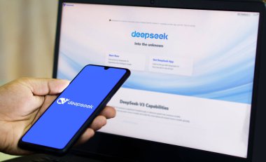 Dhaka, Bangladeş 27 Ocak 2025: Deepseek Ai logosu akıllı telefonda sergileniyor.