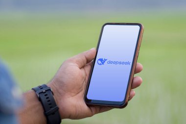 Dhaka, Bangladeş 27 Ocak 2025: Deepseek Ai logosu akıllı telefonda sergileniyor.