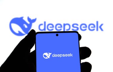 Dhaka, Bangladeş 27 Ocak 2025: Deepseek Ai logosu akıllı telefonda sergileniyor.
