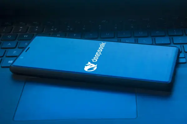 Dhaka, Bangladeş 27 Ocak 2025: Deepseek Ai logosu akıllı telefonda sergileniyor.