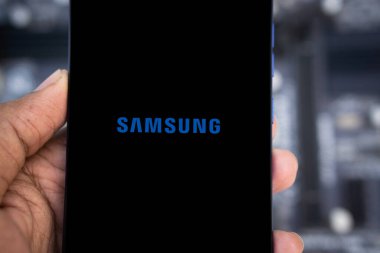 Dhaka, Bangladeş 28 Ocak 2025: SAMSUNG logosu, akıllı telefon ekranında. Samsung akıllı telefon görüntüsü.