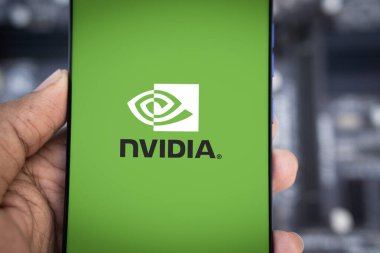 Telefondaki NVIDIA logosu ve arka plandaki bulanık çip - Dhaka, Bangladeş 28 Ocak 2025.