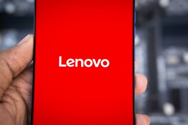 Dhaka, Bangladeş 28 Ocak 2025: Akıllı telefondan Lenovo Logosu.