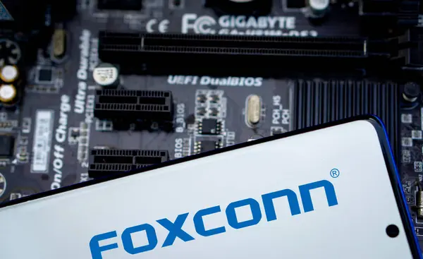 Dhaka, Bangladeş 28 Ocak 2025: Foxconn Company Logo on Smartphone.