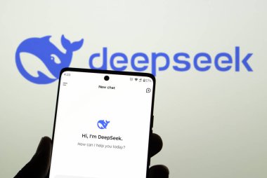 Dhaka, Bangladeş 28 Ocak 2025: Deepseek Ai logosu akıllı telefonda sergileniyor.