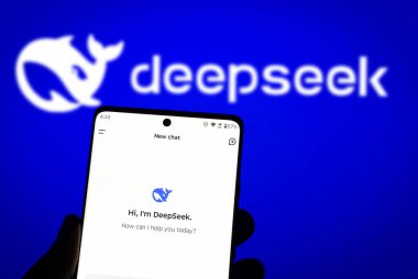 Dhaka, Bangladeş 28 Ocak 2025: Deepseek Ai logosu akıllı telefonda sergileniyor.