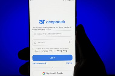 Dhaka, Bangladeş 28 Ocak 2025: Deepseek Ai logosu akıllı telefonda sergileniyor.