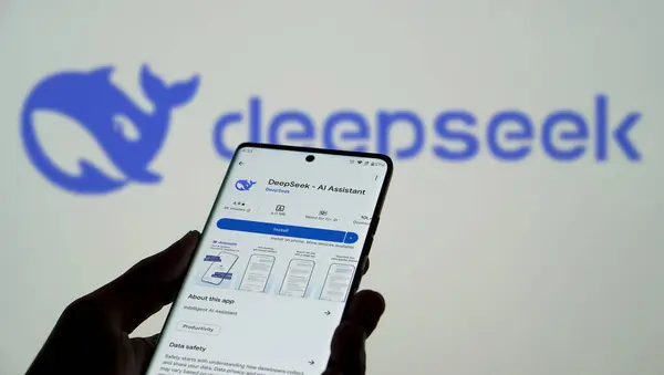 Dhaka, Bangladeş 28 Ocak 2025: Deepseek Ai logosu akıllı telefonda sergileniyor.