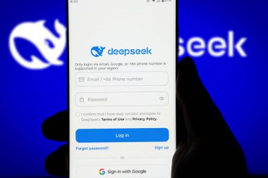 Dhaka, Bangladeş 28 Ocak 2025: Deepseek Ai logosu akıllı telefonda sergileniyor.