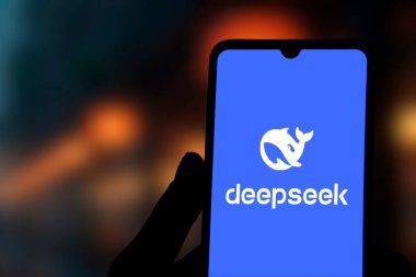Dhaka, Bangladeş 27 Ocak 2025: Deepseek Ai logosu akıllı telefonda sergileniyor.