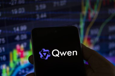 Dhaka, Bangladeş - 30 Ocak 2025: Alibaba Qwen 2.5 logosu akıllı telefonda sergilenmektedir.