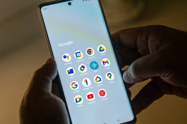 Dhaka, Bangladeş 03-02-2025: Google hizmetleri (Google asistan, Calendar, Chrome, Drive, Gmail, Files, Find Aygıt, Fitbit, Google One, Home, Maps, Meet, YT Music, YouTube) akıllı telefondaki simge uygulamaları. Google en büyük internet denizi.