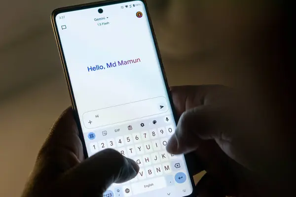 Dhaka, Bangladeş 03-02-2025: Google Gemini web sitesi akıllı telefon ekranında görülüyor. Gemini, Google tarafından üretilen en büyük ve en yetenekli yapay zeka modelidir..