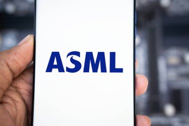 Dhaka, Bangladeş 05 Şubat 2025: Smartphone üzerinde ASML logosu olarak bilinen ASML Holding N.V..