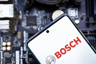 Dhaka, Bangladeş 05 Şubat 2025: Alman mühendislik şirketi Robert Bosch GmbH 'nin logosu olan cep telefonu web sitesinin önünde ekranda. Telefon ekranının ortasına odaklan. Değiştirilmemiş fotoğraf.