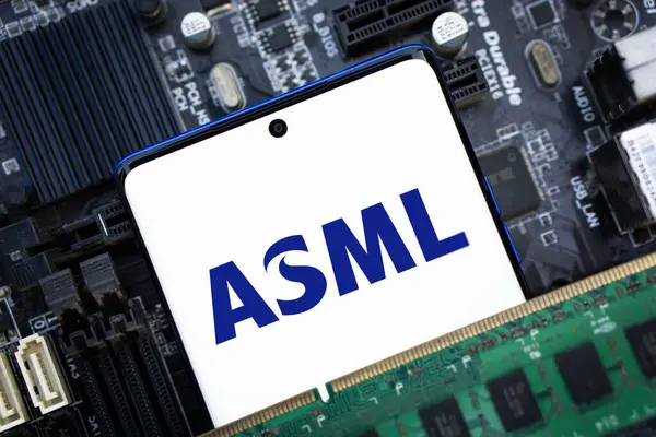 Dhaka, Bangladeş 05 Şubat 2025: Smartphone üzerinde ASML logosu olarak bilinen ASML Holding N.V..