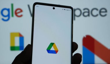 Dhaka, Bangladeş 05 Şubat 2025: Akıllı Telefondan Google Sürücü Logosu.