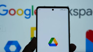 Dhaka, Bangladeş 05 Şubat 2025: Akıllı Telefondan Google Sürücü Logosu.