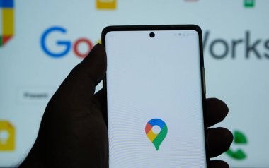 Dhaka, Bangladeş 05 Şubat 2025: Akıllı Telefondan Google Harita Logosu.