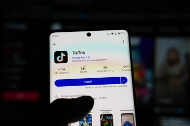 Ekranda TikTok uygulaması var. TikTok, akıllı telefonlar için bir video paylaşım uygulaması. Bangladeş, 11 Şubat 2025.