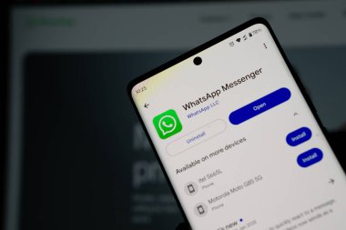 Ekran akıllı telefonundaki WhatsApp mobil uygulaması. WhatsApp, mobil ve diğer platformlar için popüler bir ücretsiz mesajlaşma sistemidir - Dhaka, Bangladeş 11 Şubat 2025.